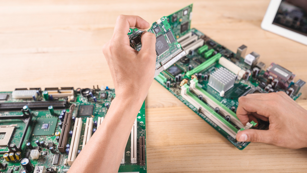 Técnico reparando hardware de computadora